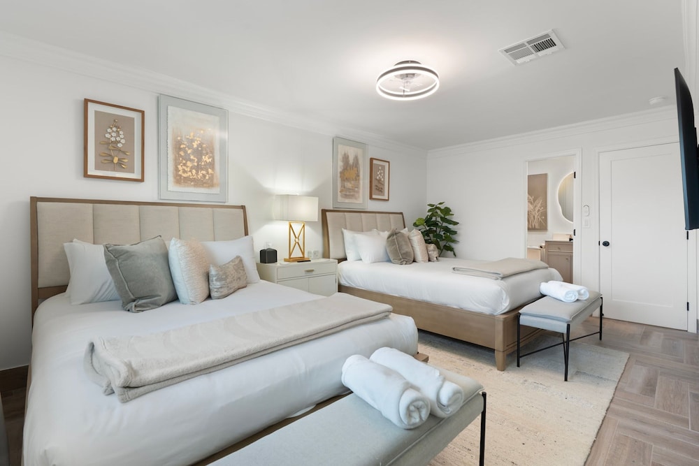NEW The Hensley on Hubbell Designer Oasis w Pool, Photo 4