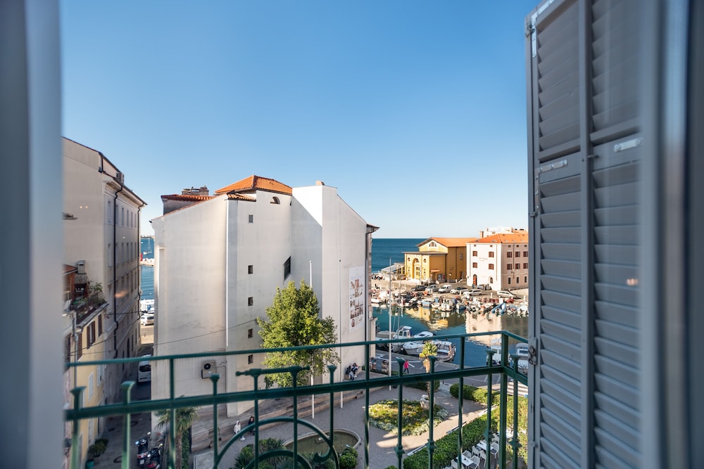 Deluxe Room, Balcony, Sea View - Photo 7