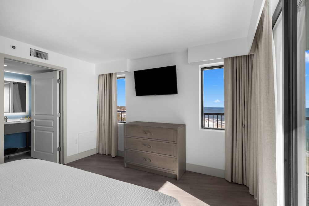 Mariner Oceanfront Deluxe Two Bedroom Condo - Photo 6