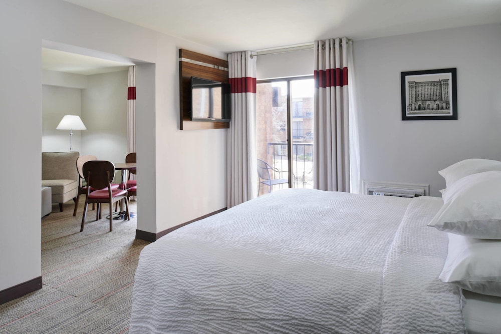 Suite, 1 King Bed with Sofa bed - Photo 3