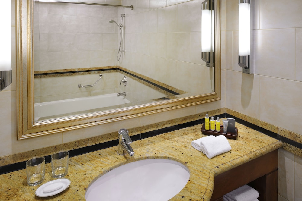 Standard Room, 1 King Bed thumbnail 5