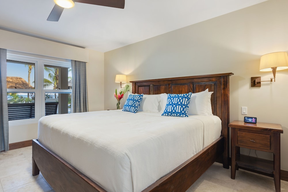 Crab Deluxe Room, 1 King Bed, Pool View photo 2