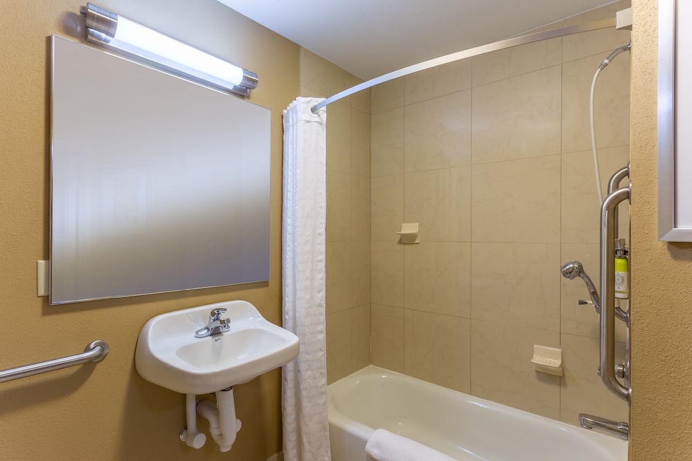 Candlewood Suites Airport by IHG, Photo 5