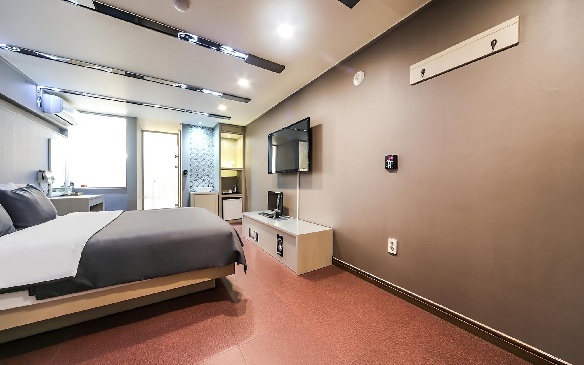 Room (VIP Karaoke (single room closes at 22)
