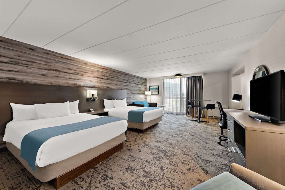 Suite, 2 Queen Beds, Non Smoking, Balcony (Walk-in Shower;Larger Room) - Photo 2