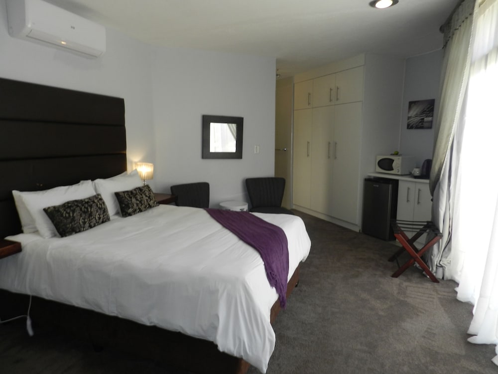 De Luxe Suite: Edith Piaff photo 3