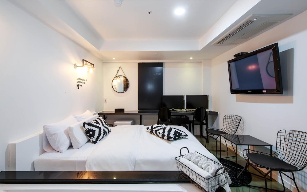 Room (Deluxe PLUS (couple bathtub 2 PCs wit)