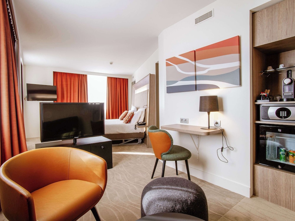 Suite, 1 Queen Bed (1 Double bed & 1 Double sofa)