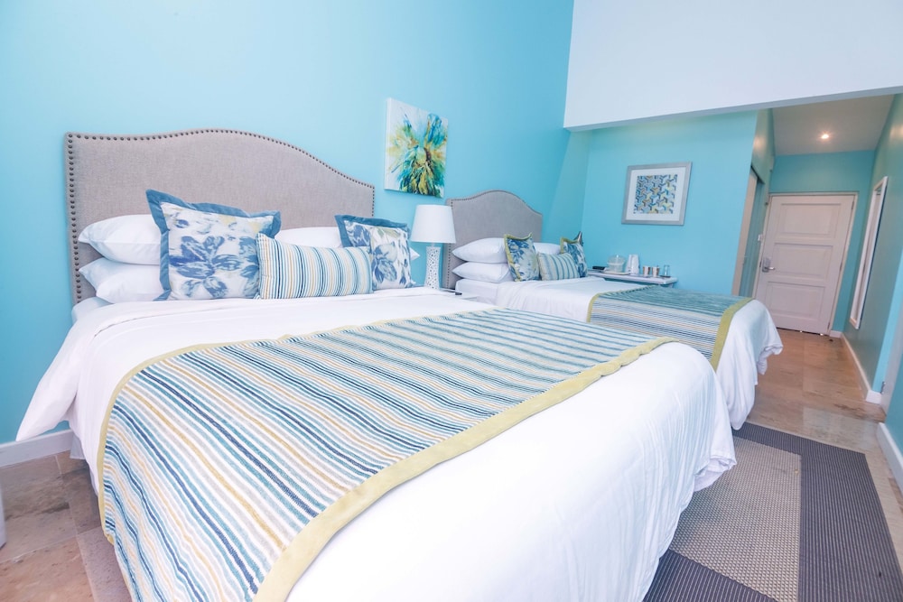 Room, 2 Queen Beds, Pool View photo 1