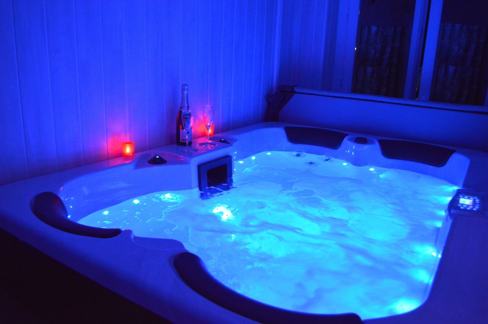 Deluxe Double Room, 1 Double Bed, Private Bathroom photo 2