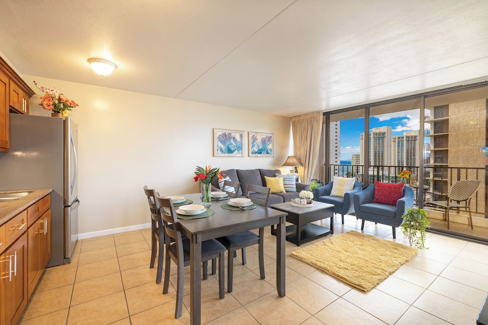 High Floor Ocean View Condo (King Bed and Parking): Condo, 1 Bedroom, Ocean View (0105) photo