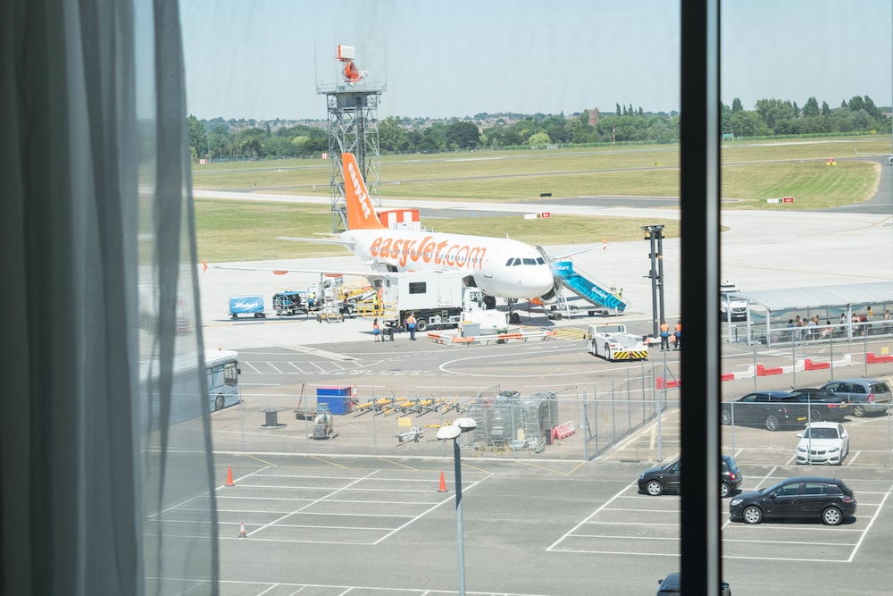 Standard Room, 1 Double Bed (Airport View) - Photo 7
