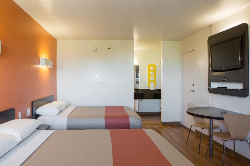 Premium Room, 2 Queen Beds, Non Smoking, Refrigerator & Microwave - Photo 4