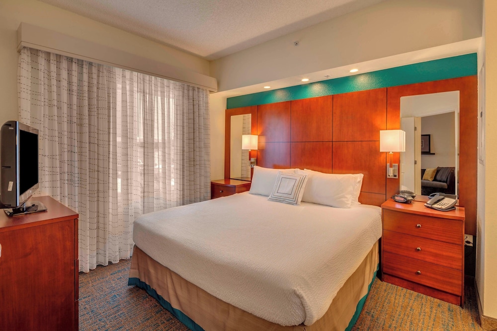 Suite, Large 1 Bedroom - Photo 3