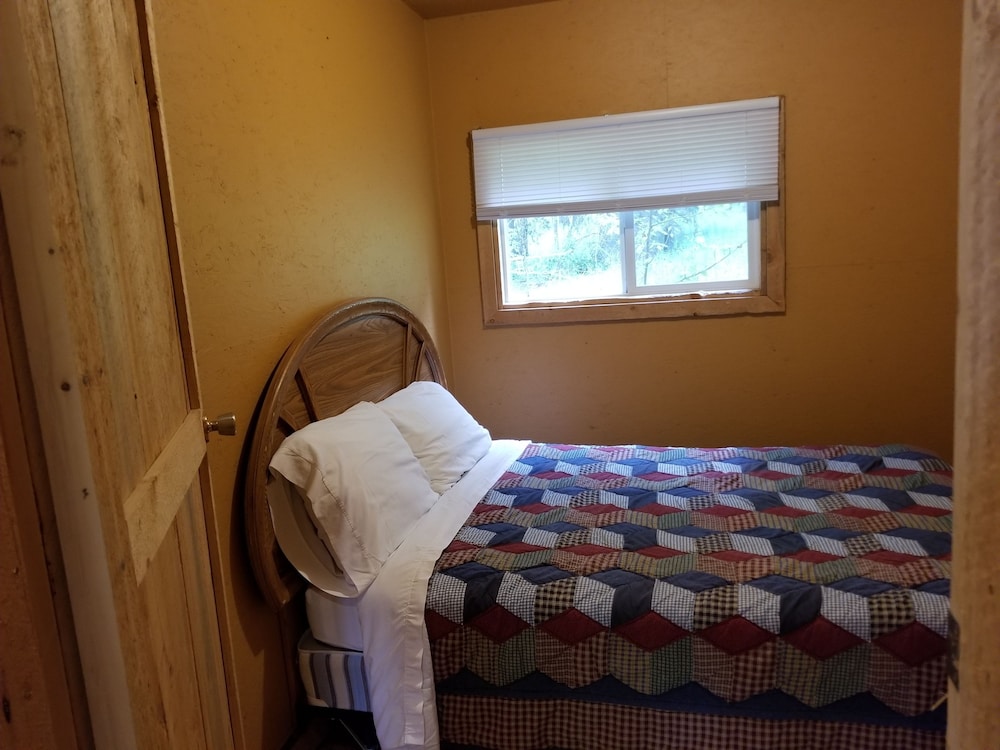 Comfort Cabin, 2 Bedrooms, Refrigerator & Microwave, Garden View photo 1