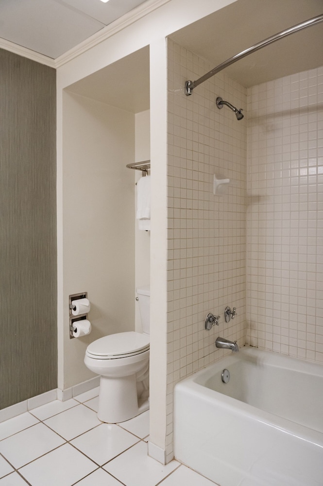 Double Queen Room (24/7 Front Desk) - Photo 11