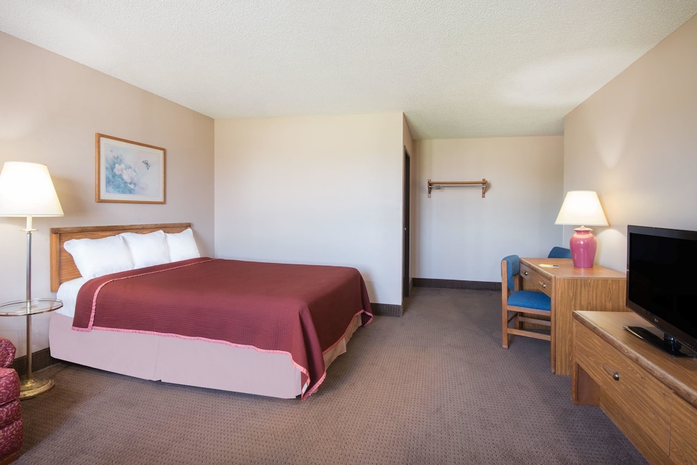 Room, 1 Queen Bed, Smoking photo 1