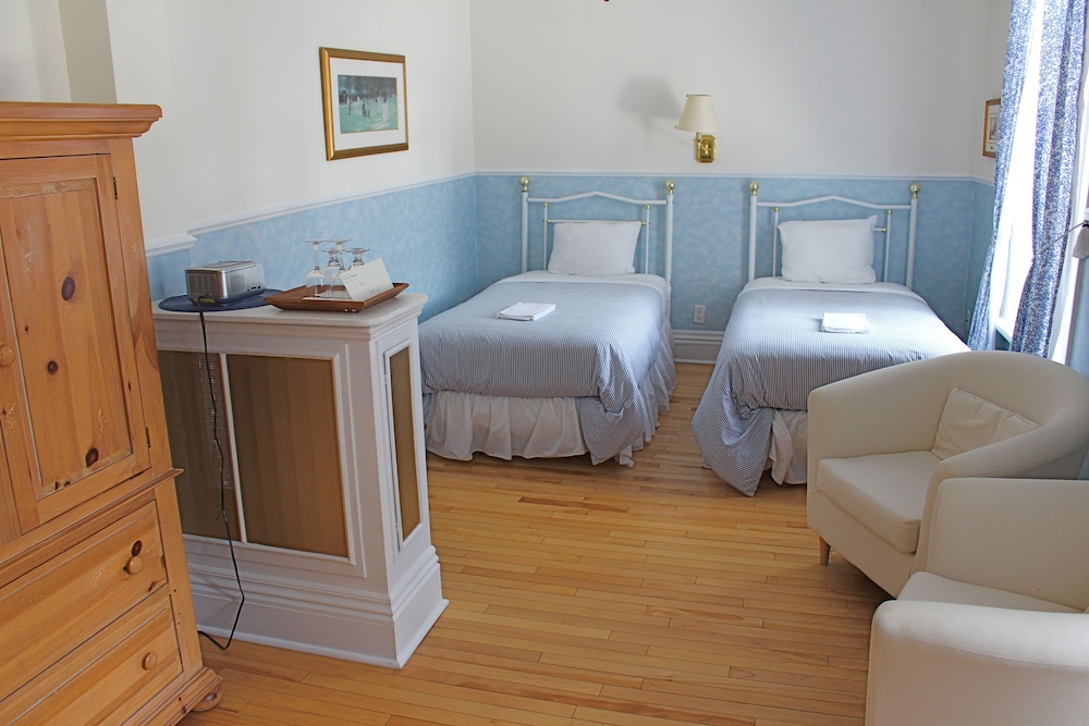 Standard Quadruple Room, 2 Queen Beds - Photo 2