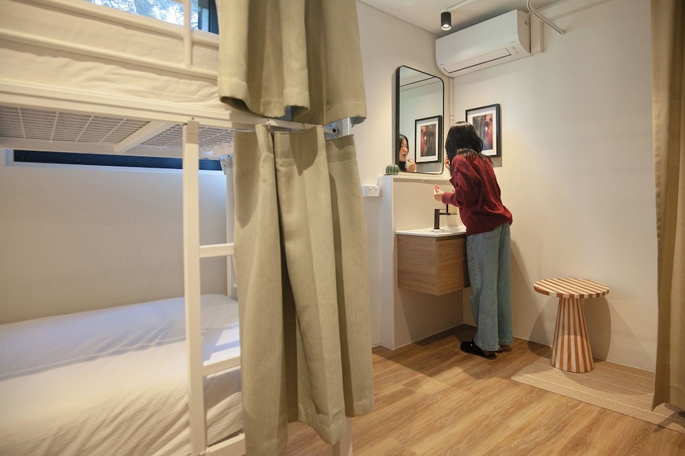 Entire 4 Bed Female Dorm photo 3