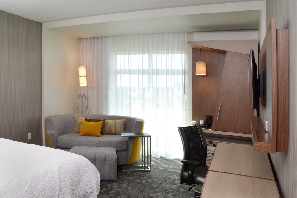 Room, 2 Queen Beds, Kitchen (Hearing Accessible)