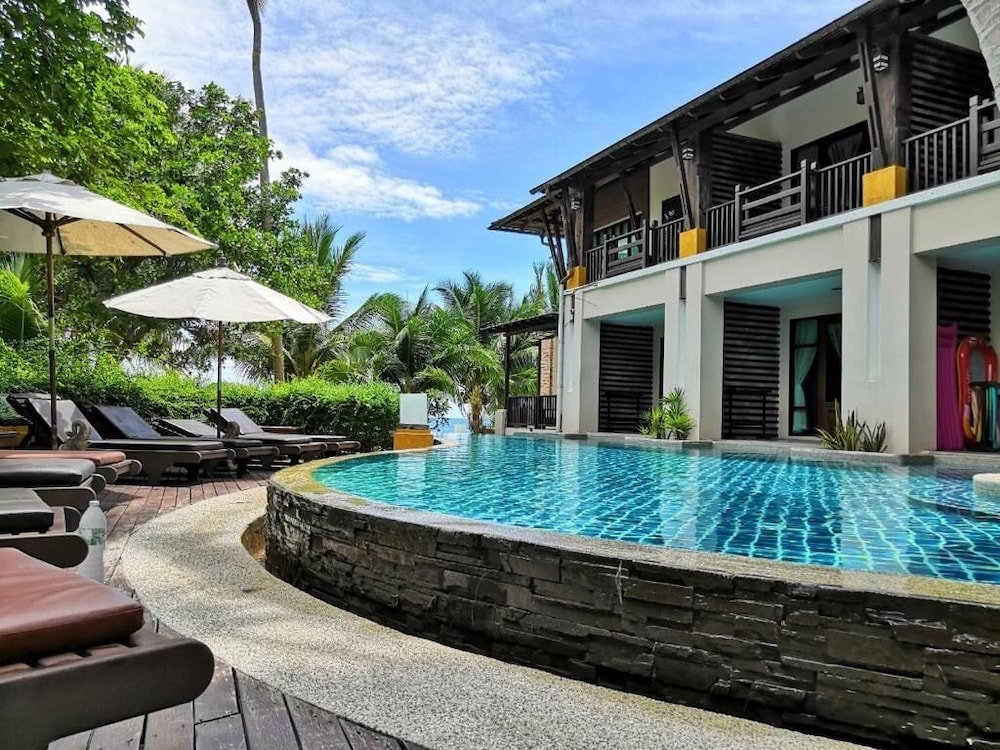 Deluxe Room with Pool View and Beachside - Photo 7