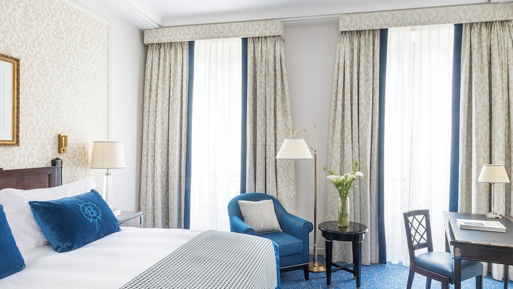 Premium Room, 1 King Bed - Photo 6