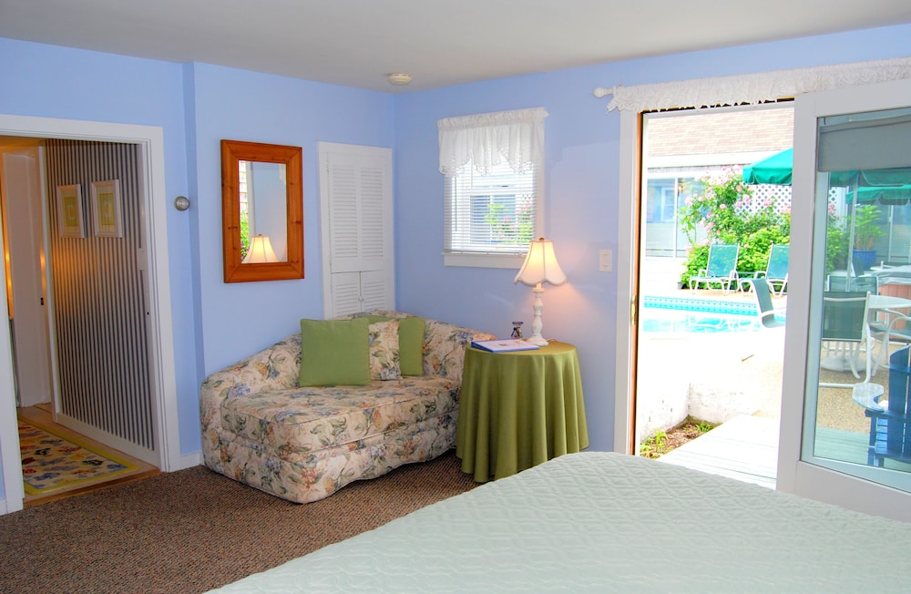 Superior Suite, 1 King Bed, Kitchen, Poolside photo 2