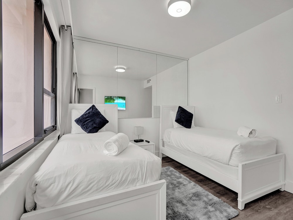 Gorgeous Miami Condo Beach Service 1614