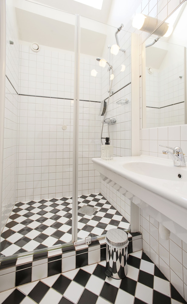Standard Room, 1 Queen Bed, Non Smoking (1 Queen or 2 Twin beds) - Photo 11