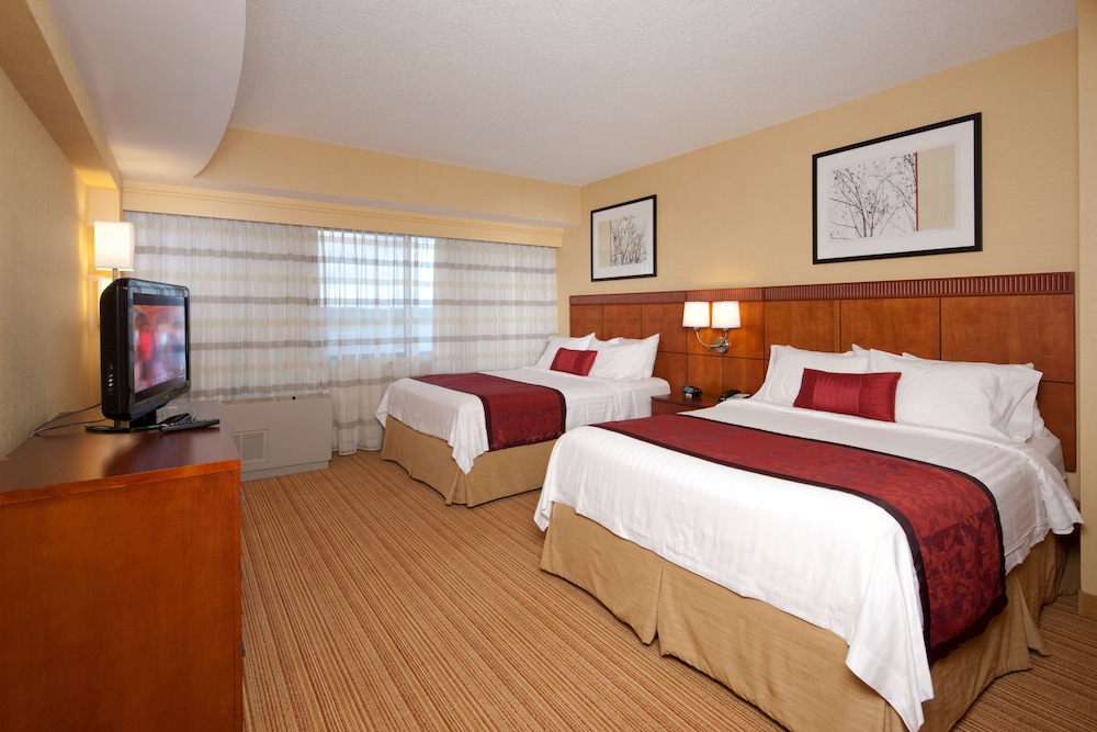 Room, 2 Queen Beds (Mobility/Hearing Accessible, Tub) - Photo 1