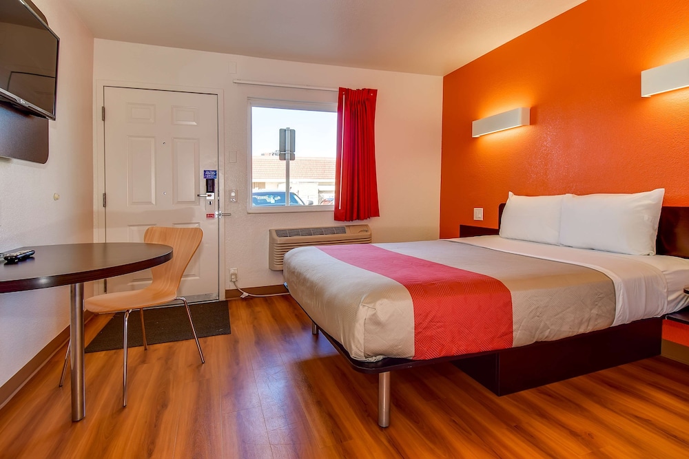 Standard Room, 1 Queen Bed, Accessible, Smoking photo 1