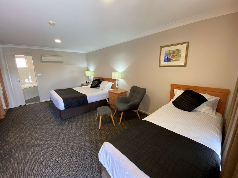 Superior Room, Multiple Beds, Non Smoking, Microwave - Photo 4