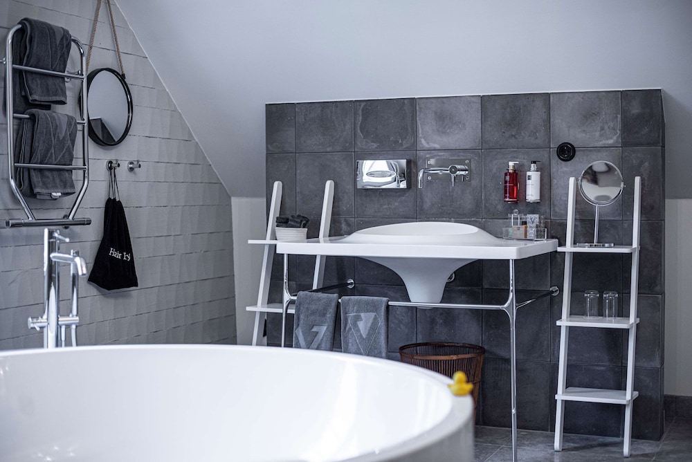 Suite, 1 King Bed, Non Smoking, Bathtub - Photo 14