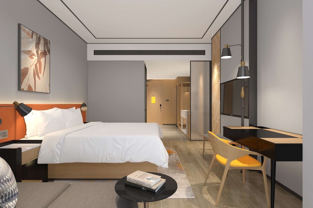 Basic Room, 1 King Bed - Photo 1