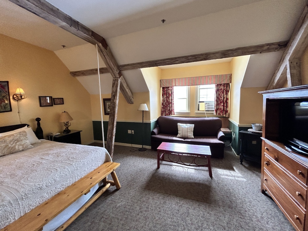 Room, 1 Queen Bed with Sofa bed (3rd Floor, Stair Access Only) photo 2