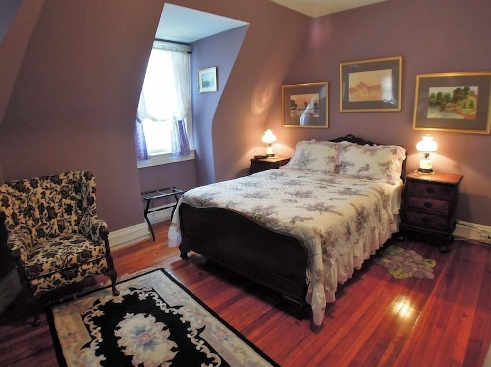 Corner Room, 1 Queen Bed (Purple Room)