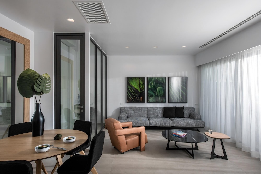 Villa, Smoking photo 1