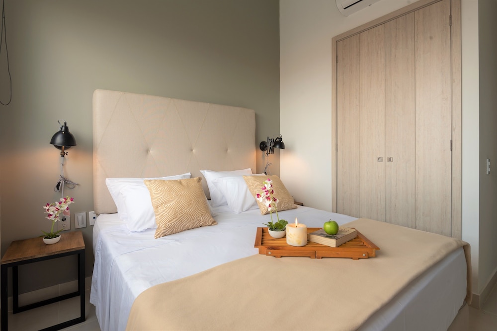 Deluxe Suite, 1 Queen Bed with Sofa bed, Non Smoking, City View photo 2