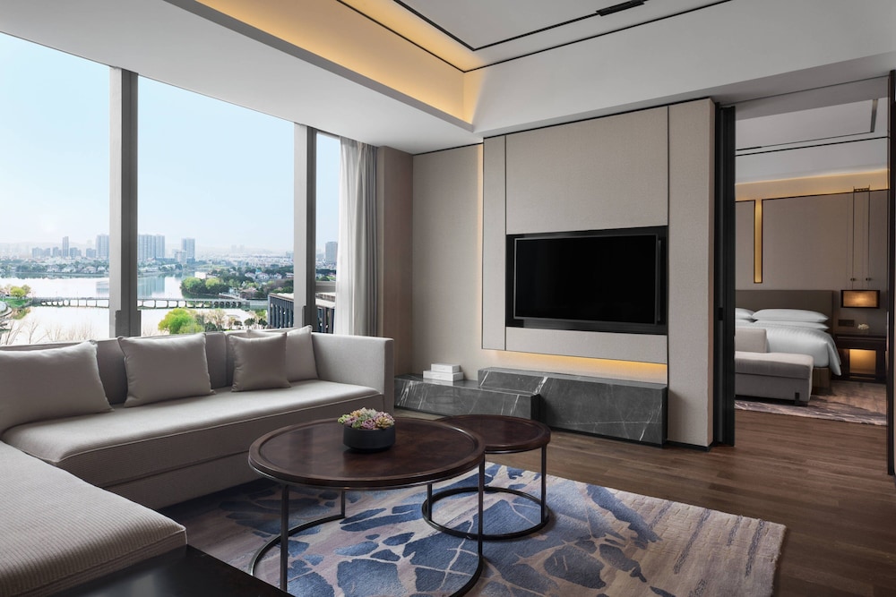 Club Apartment, 1 King Bed, City View photo 2