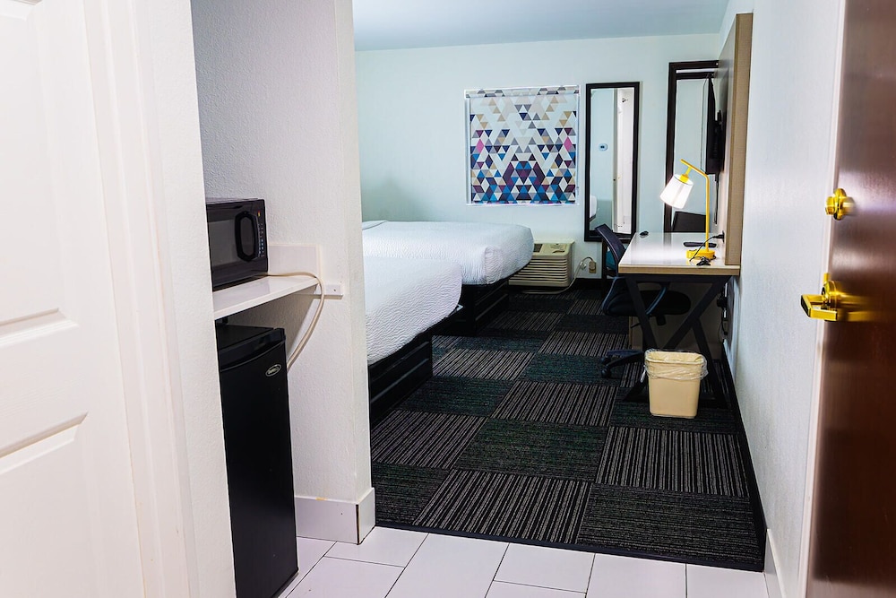 3 Queen Beds, Non-Smoking photo 1