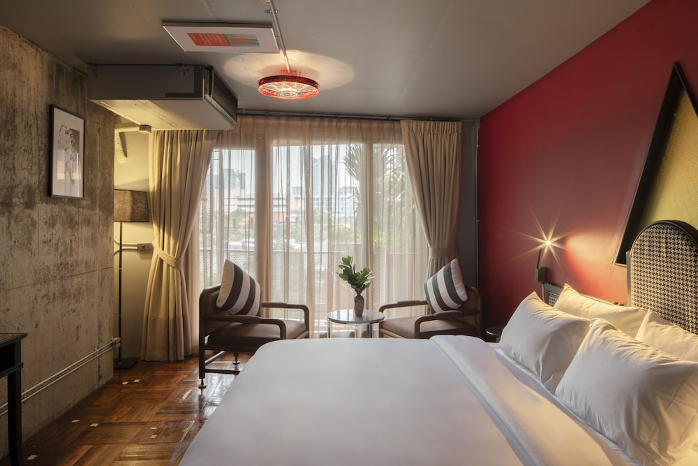 Deluxe Plus Room with Bathtub photo 2