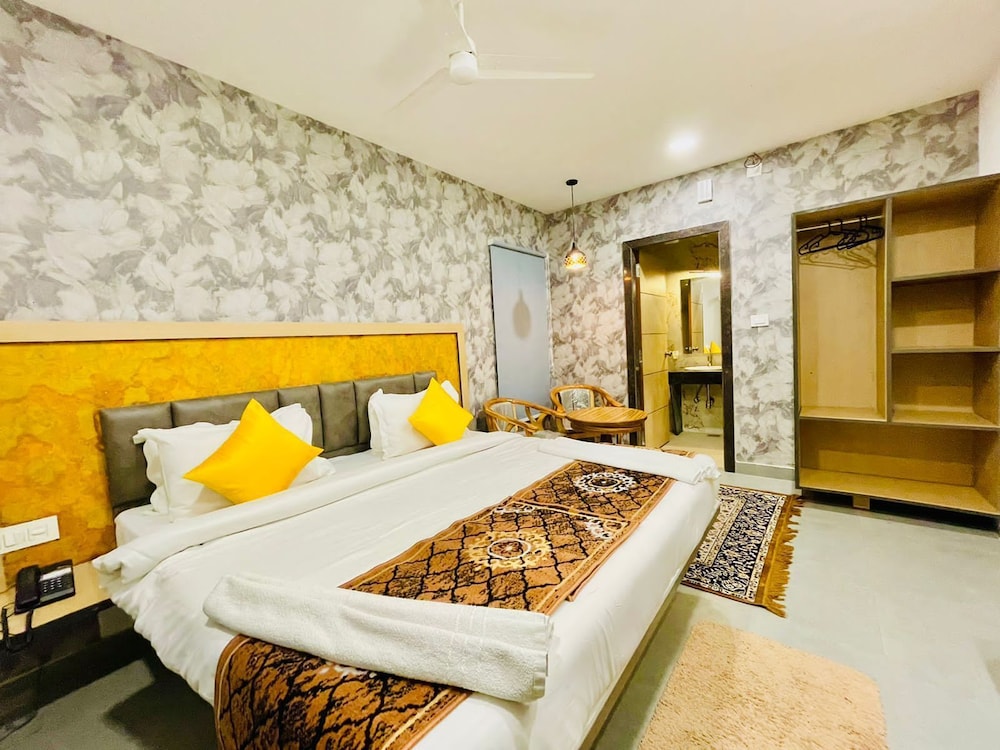 DELUXE ROOM - Photo 18