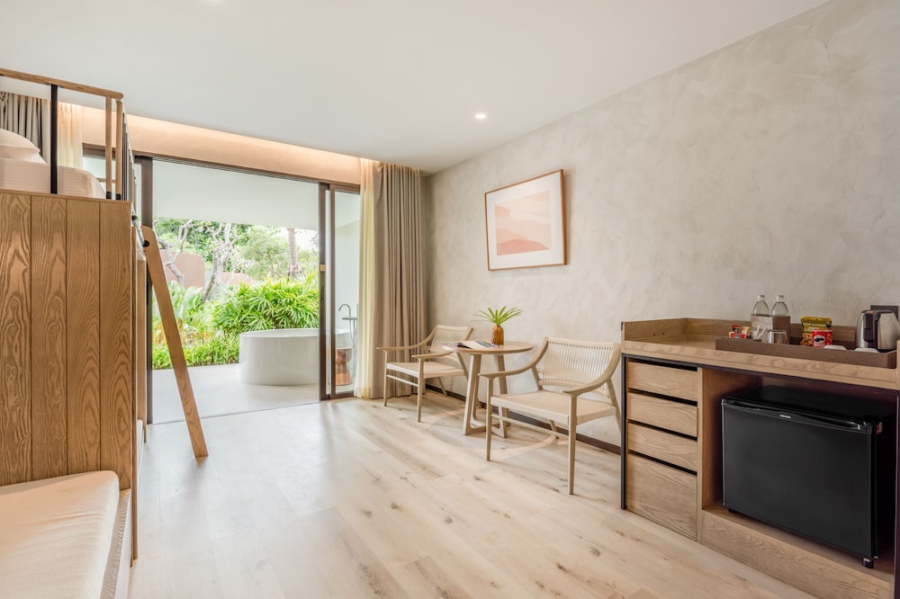 Family Room, Garden View - Photo 6