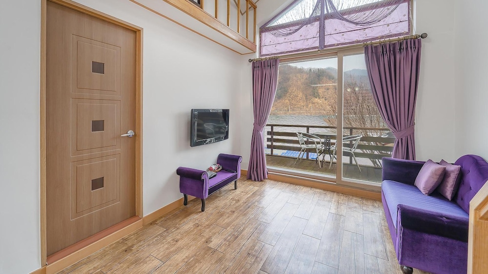 Basic Room, 1 Bedroom (Violet (No Pet/ River View)) - Photo 1