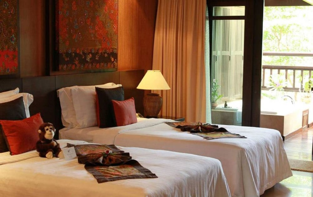 Deluxe Room, Jetted Tub - Photo 3