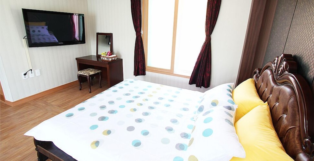 Room (306 307) photo 2