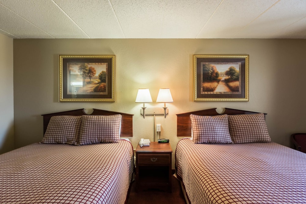 Standard Room, 2 Queen Beds, Non Smoking photo 2