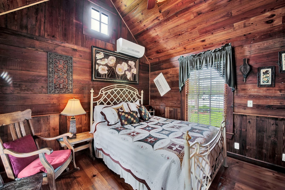 标准小屋,带卫生间(Rustic Oaks)