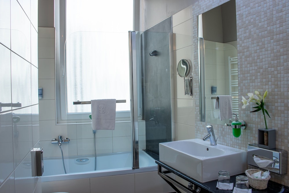 Standard Double or Twin Room, Courtyard View thumbnail 5