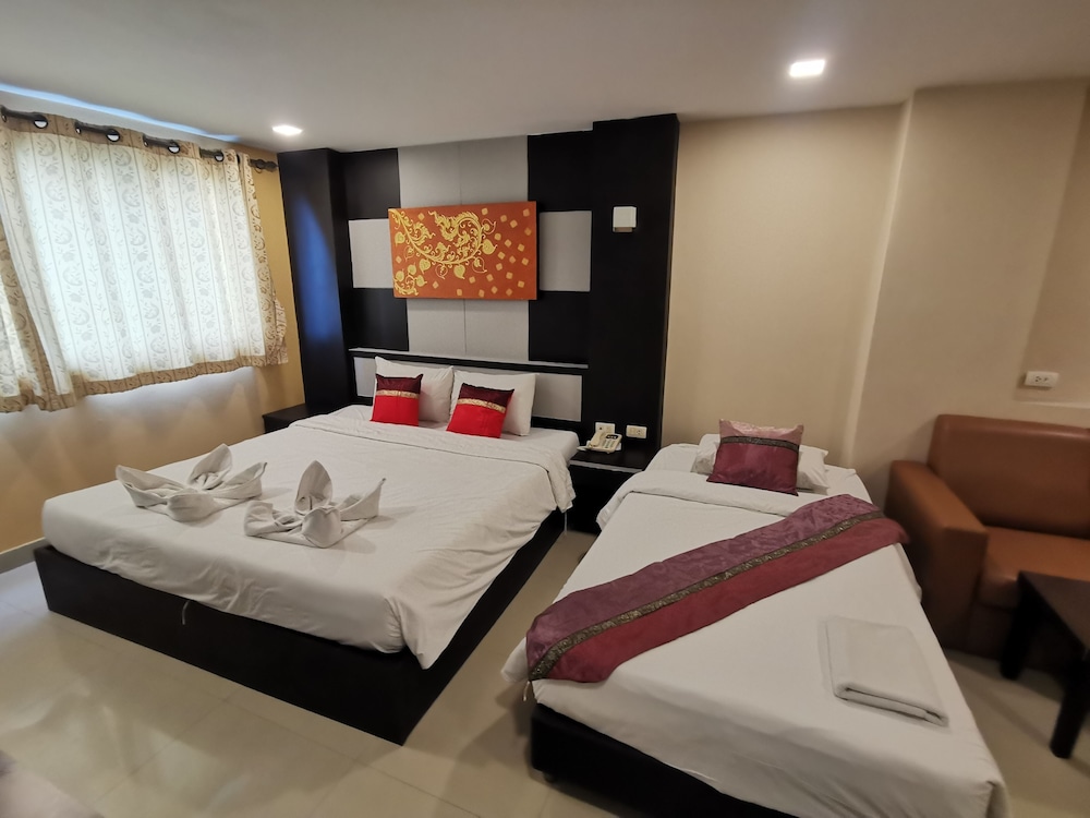 Deluxe Double or  Twin with Breakfast and Airport Transfer - Photo 13